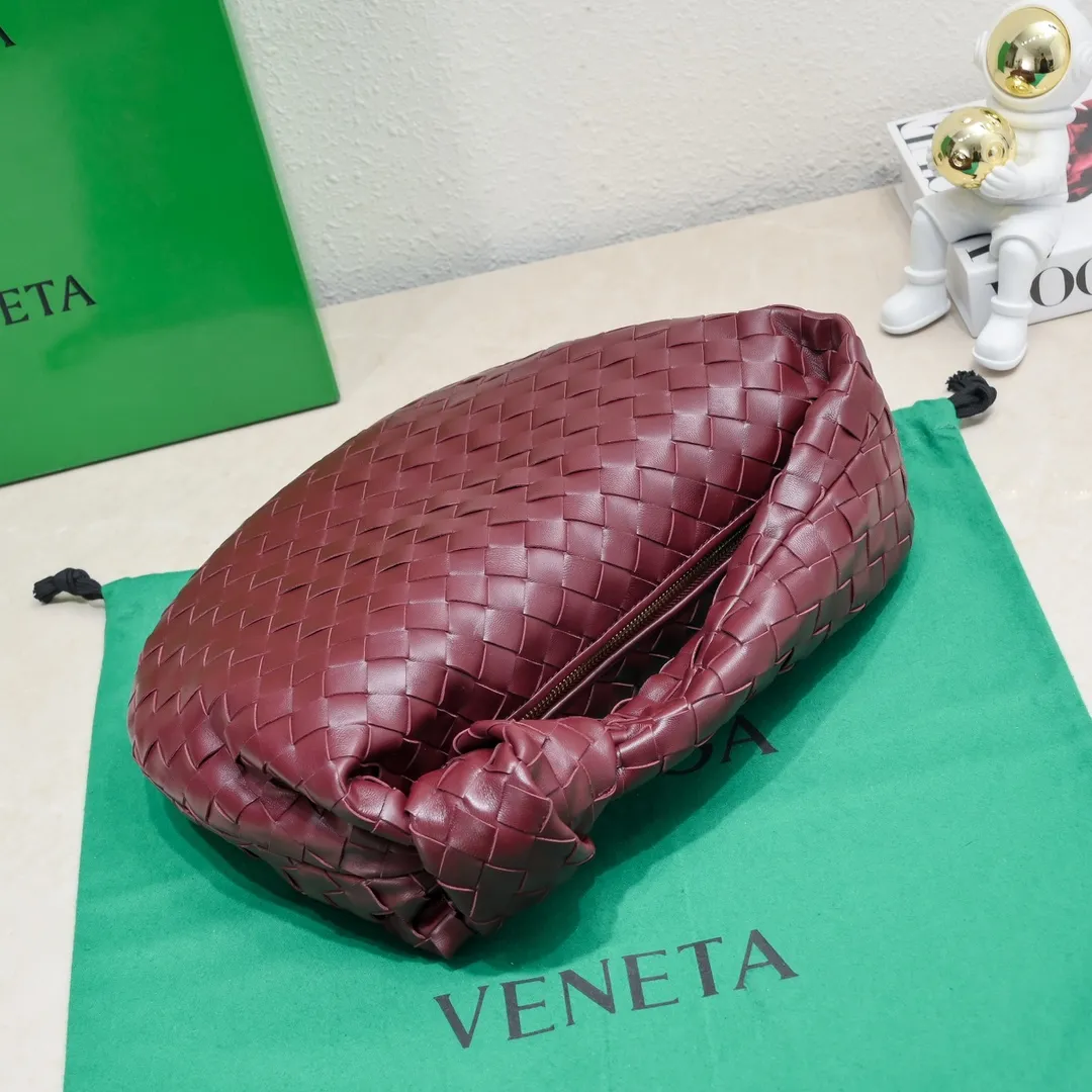 Batch 1460 BV Bottega Veneta's new medium-sized JODIE handbag BV bag for women 🔥The new method is to round the corners on the original basis, and knot the round hobo bag with classic woven leather. The most iconic triangular pull-out design is made of sheepskin hanging soft shape, which is super suitable for concave shapes~Jodie feels really gentle to people. It is definitely the best item for daily matching, unchanged weaving, new elements twist, versatile, and the new favorite of street style Internet celebrities! Size: 36*21*13 Model: 6697